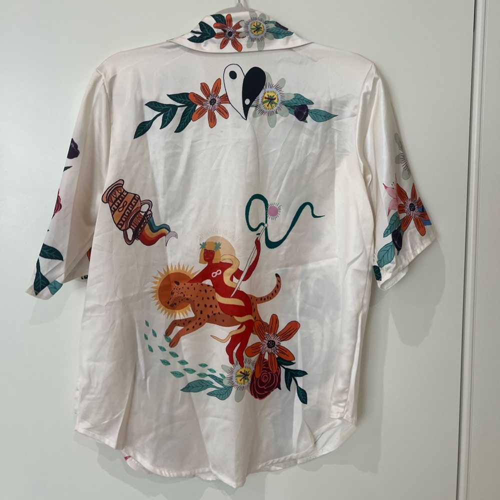 Luxury Feel Satin Unique Floral Print Button Down Oversized Blouse. Size M. New. - Picture 5 of 6